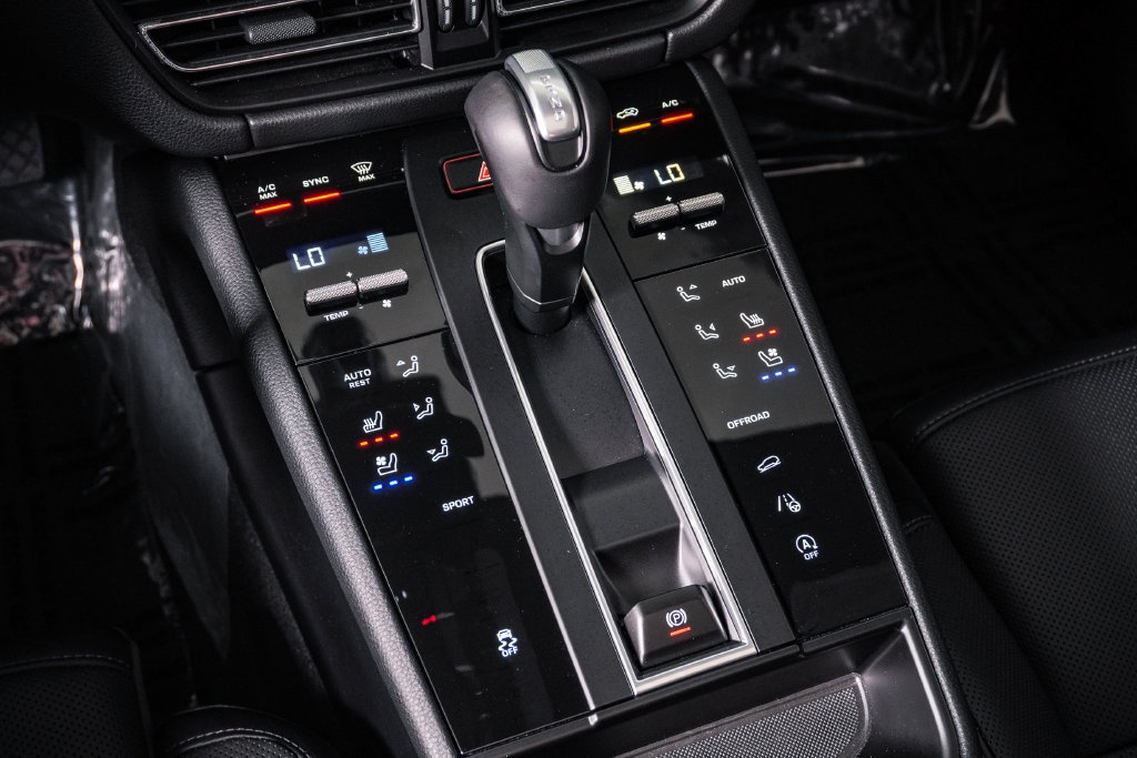 Certified 2026 Porsche Macan AWD/4WD image 24