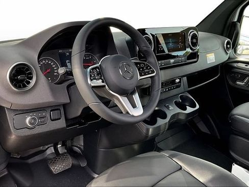 Used 2024 Mercedes-Benz Sprinter 2500 image 8