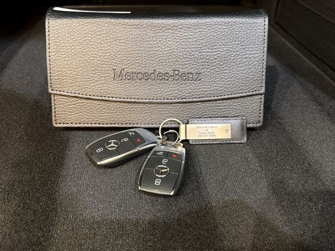 Used 2026 Mercedes-Benz GLB 250 w/ Sun & Sound Package image 27