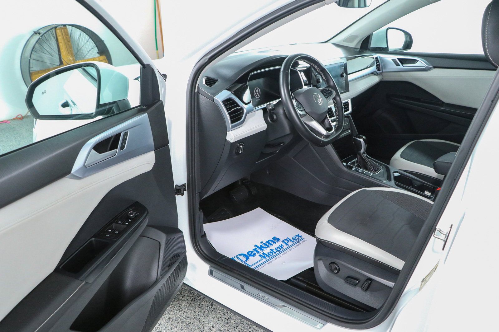 Used 2025 Volkswagen Taos SE FWD image 3
