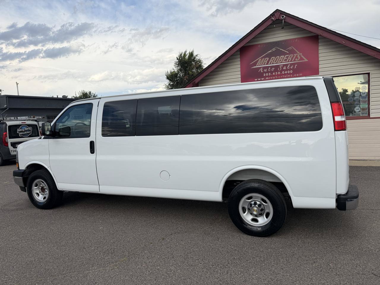 Used 2025 Chevrolet Express 3500 LT w/ LT Preferred Equipment Group RWD image 5