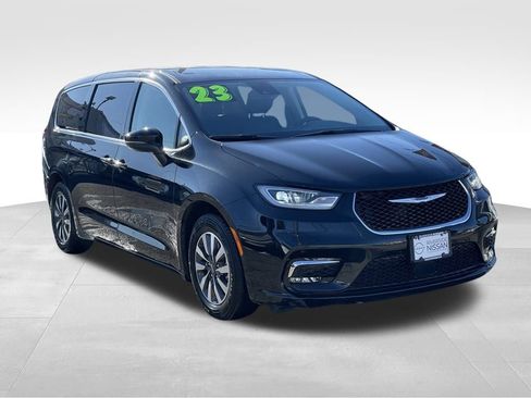 Used 2023 Chrysler Pacifica Touring-L FWD image 3