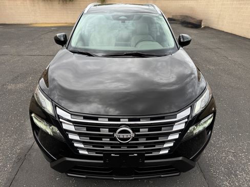 Used 2024 Nissan Rogue SV w/ SV Premium Package image 3