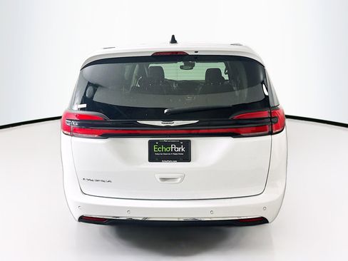 Used 2024 Chrysler Pacifica Touring-L image 7