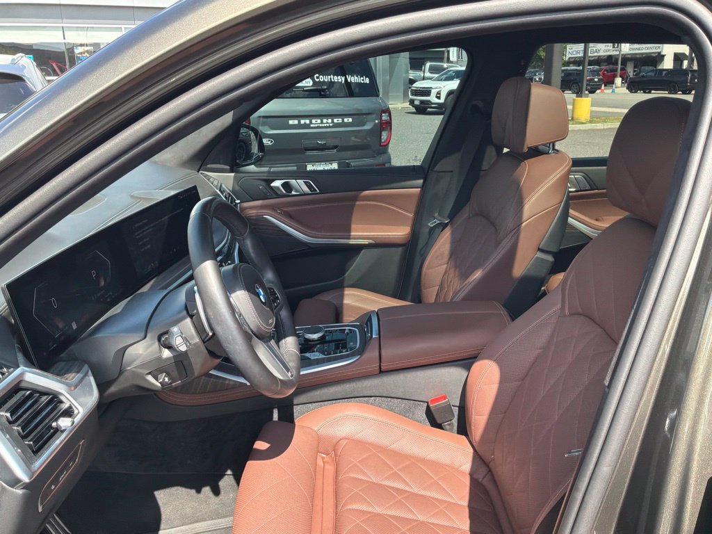 Used 2024 BMW X7 xDrive40i w/ M Sport Package AWD/4WD image 4