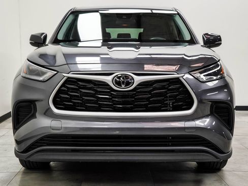 Used 2023 Toyota Highlander L FWD image 6