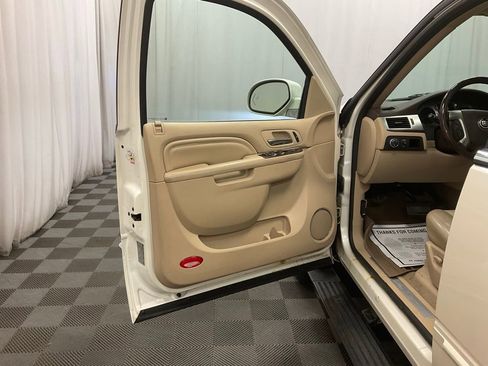 Used 2013 Cadillac Escalade ESV Premium AWD/4WD image 25