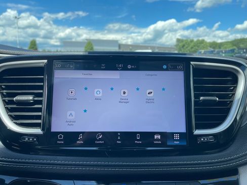 Used 2024 Chrysler Pacifica Limited FWD image 11