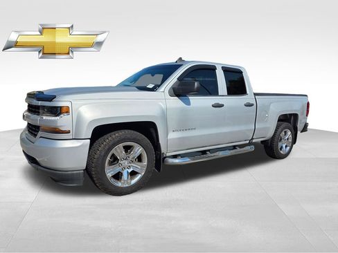 Used 2018 Chevrolet Silverado 1500 Custom w/ Custom Value Package RWD image 2
