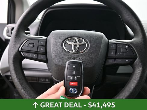 Used 2025 Toyota Sienna LE image 27