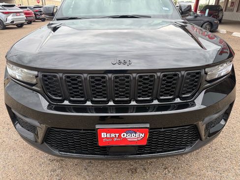 Used 2025 Jeep Grand Cherokee Altitude AWD/4WD image 2