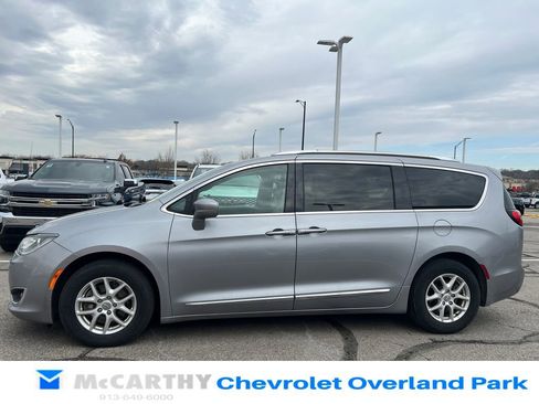 Used 2020 Chrysler Pacifica Touring-L image 5