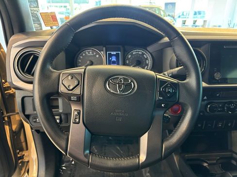Used 2017 Toyota Tacoma TRD Off-Road w/ Premium & Technology Package AWD/4WD image 17