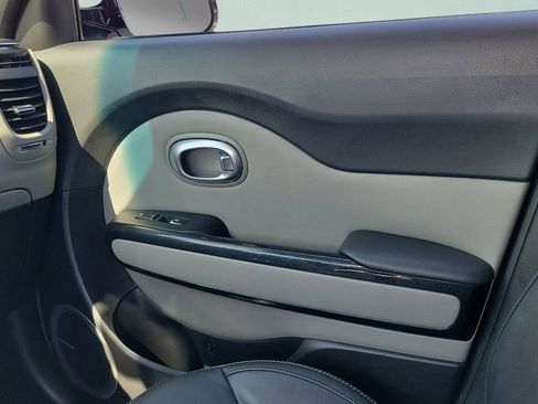 Used 2019 Kia Soul + w/ Primo Package FWD image 13