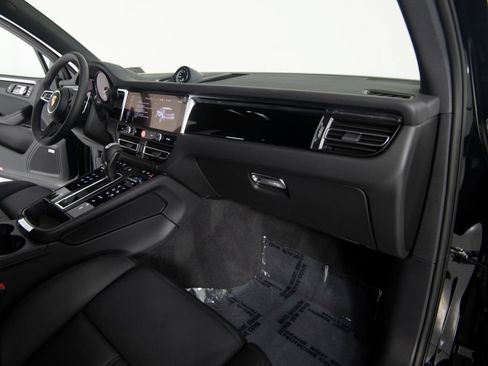Certified 2026 Porsche Macan AWD/4WD image 31