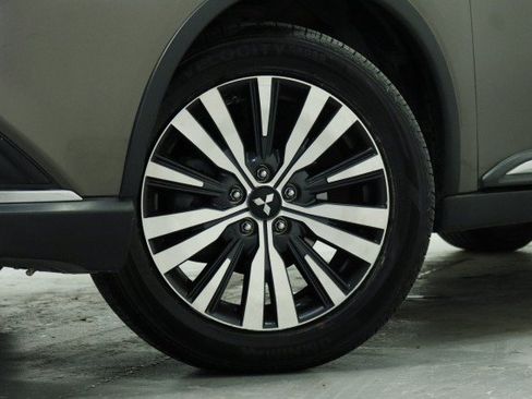 Used 2019 Mitsubishi Outlander SE FWD image 3