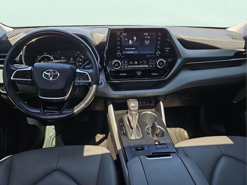 Used 2021 Toyota Highlander XLE image 9