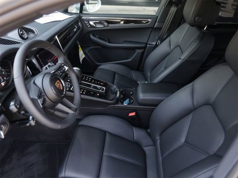 Certified 2025 Porsche Macan image 15