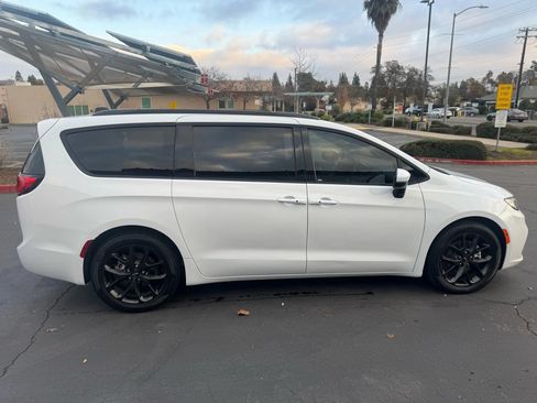 Used 2023 Chrysler Pacifica Touring-L w/ S Appearance Package FWD image 7