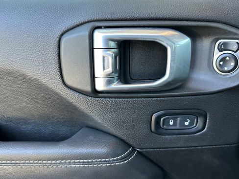 Used 2023 Jeep Wrangler Unlimited Sahara w/ Cold Weather Group AWD/4WD image 8
