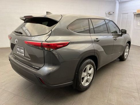 Used 2022 Toyota Highlander LE AWD/4WD image 6