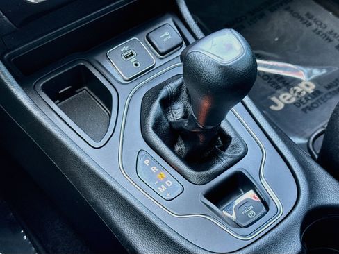Used 2019 Jeep Cherokee Latitude w/ Popular Appearance Group FWD image 19