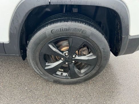 Used 2019 Jeep Cherokee Latitude w/ Cold Weather Group AWD/4WD image 15