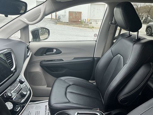 Used 2024 Chrysler Pacifica Touring-L image 15