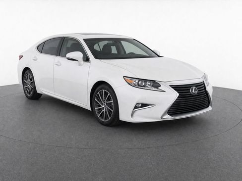 Used 2017 Lexus ES 350 w/ Luxury Package FWD image 2