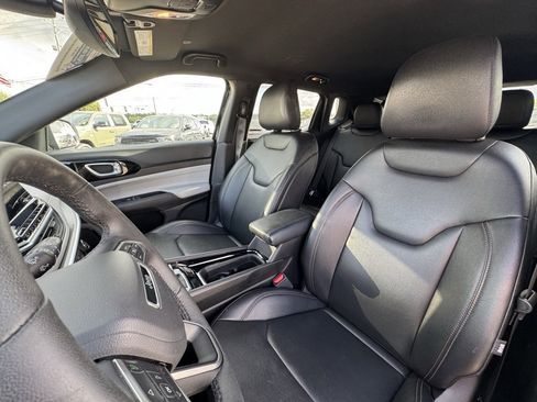 Used 2024 Jeep Compass Limited image 18