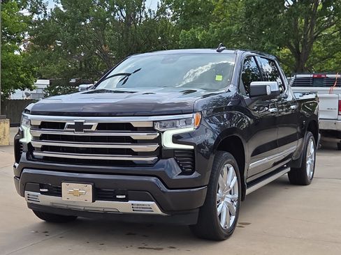 Used 2024 Chevrolet Silverado 1500 High Country w/ High Country Premium Package AWD/4WD image 2