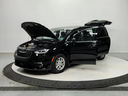 Used 2025 Chrysler Pacifica Select FWD image 12