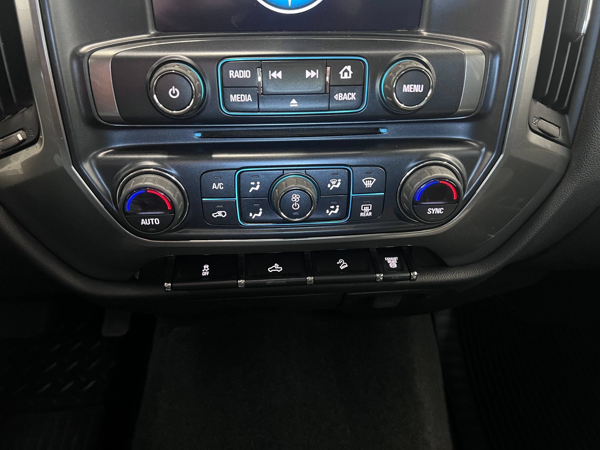 Used 2018 Chevrolet Silverado 2500 LT w/ LT Convenience Package AWD/4WD image 15