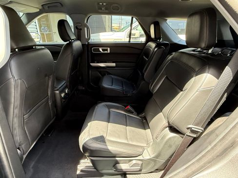 Used 2022 Ford Explorer XLT w/ Equipment Group 202A AWD/4WD image 14