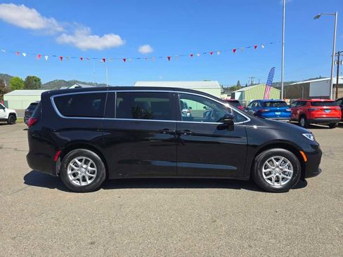 New 2026 Chrysler Pacifica Select FWD image 6