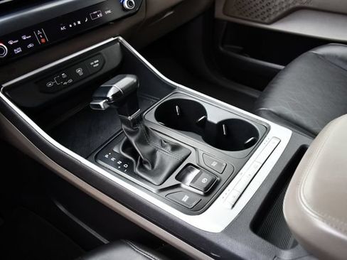 Used 2025 Kia Carnival FWD image 35