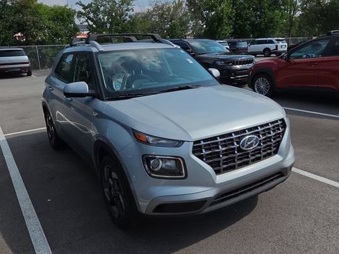 Certified 2022 Hyundai Venue SEL FWD image 4