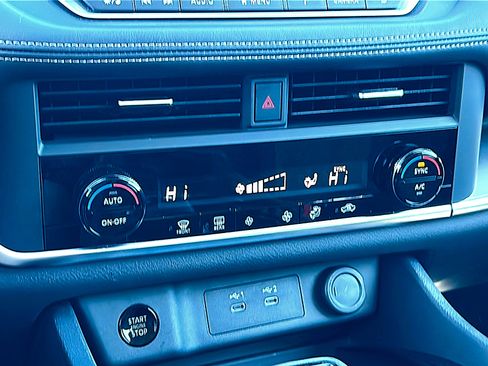 Certified 2025 Nissan Rogue SV image 33