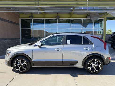 Used 2023 Kia Niro EX Touring image 7