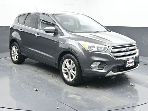 Used 2017 Ford Escape SE image 2