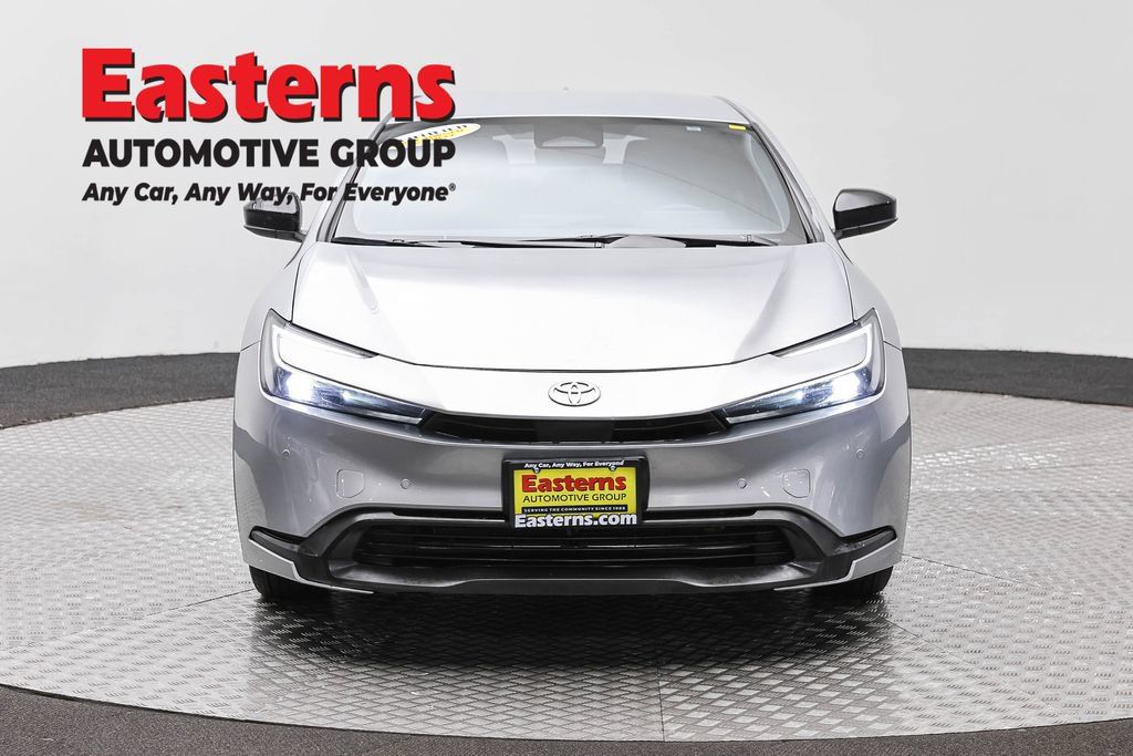 Used 2025 Toyota Prius LE FWD image 4