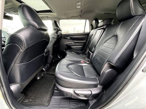 Used 2020 Toyota Highlander XLE image 14