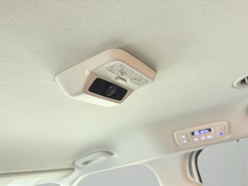 Used 2025 Kia Carnival EX FWD image 30