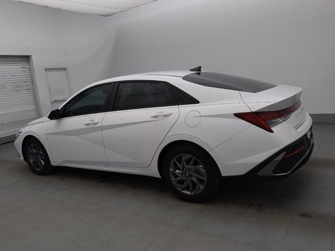 Used 2024 Hyundai Elantra Blue image 3