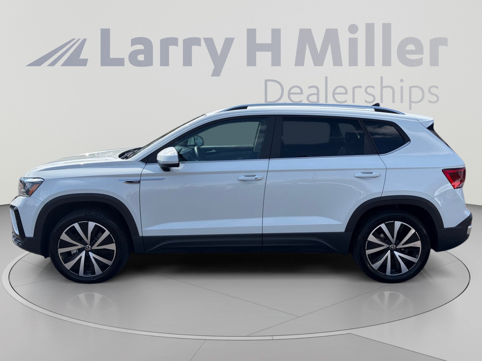 Used 2023 Volkswagen Taos SE w/ Panoramic Sunroof Package AWD/4WD image 2
