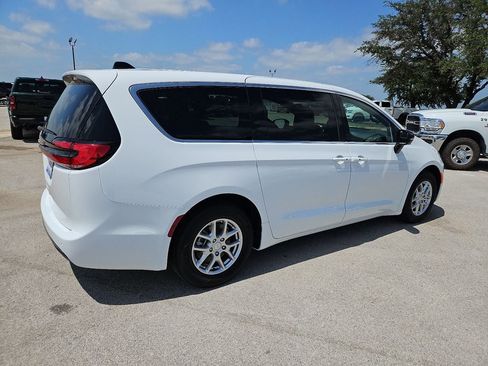 New 2027 Chrysler Pacifica Select FWD image 8