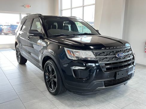 Used 2019 Ford Explorer XLT w/ XLT Sport Appearance Package AWD/4WD image 3