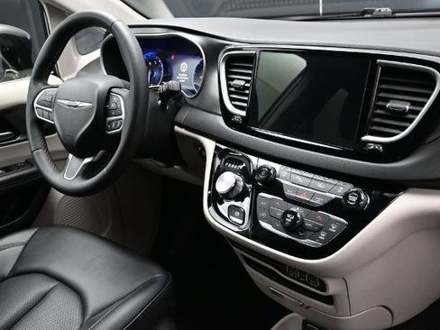 Used 2024 Chrysler Pacifica Touring-L FWD image 12