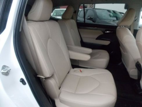 Used 2023 Toyota Highlander Limited FWD image 6