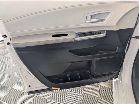 Used 2025 Toyota Sienna XLE image 10